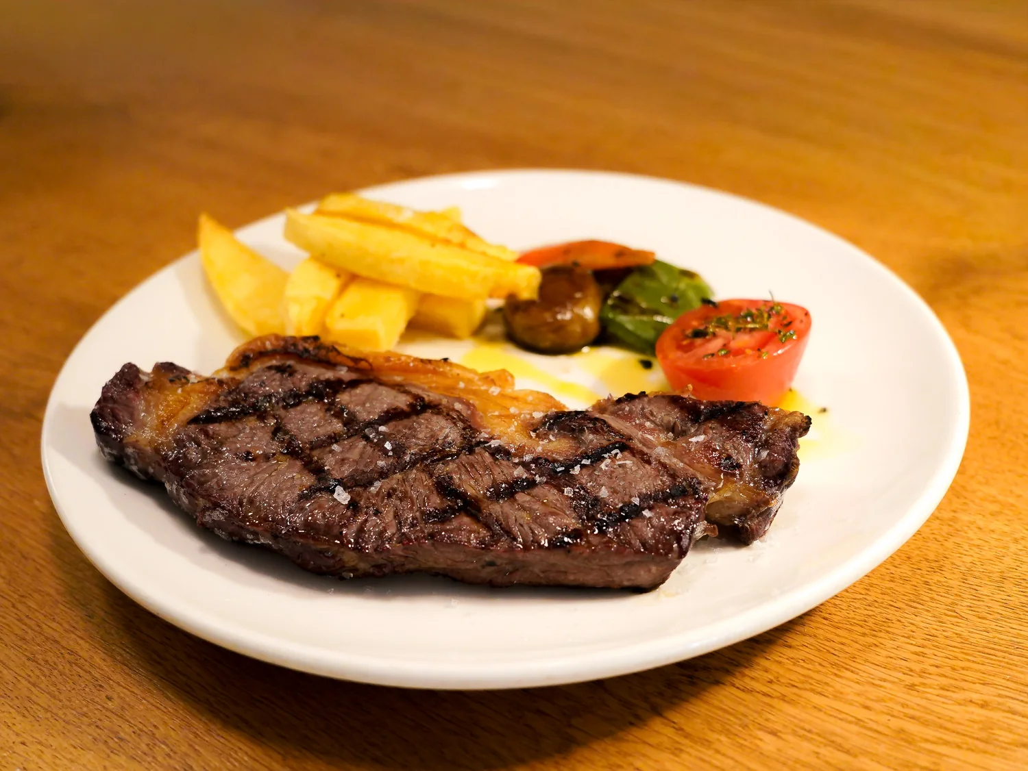 Carne a la brasa con patatas y verduras