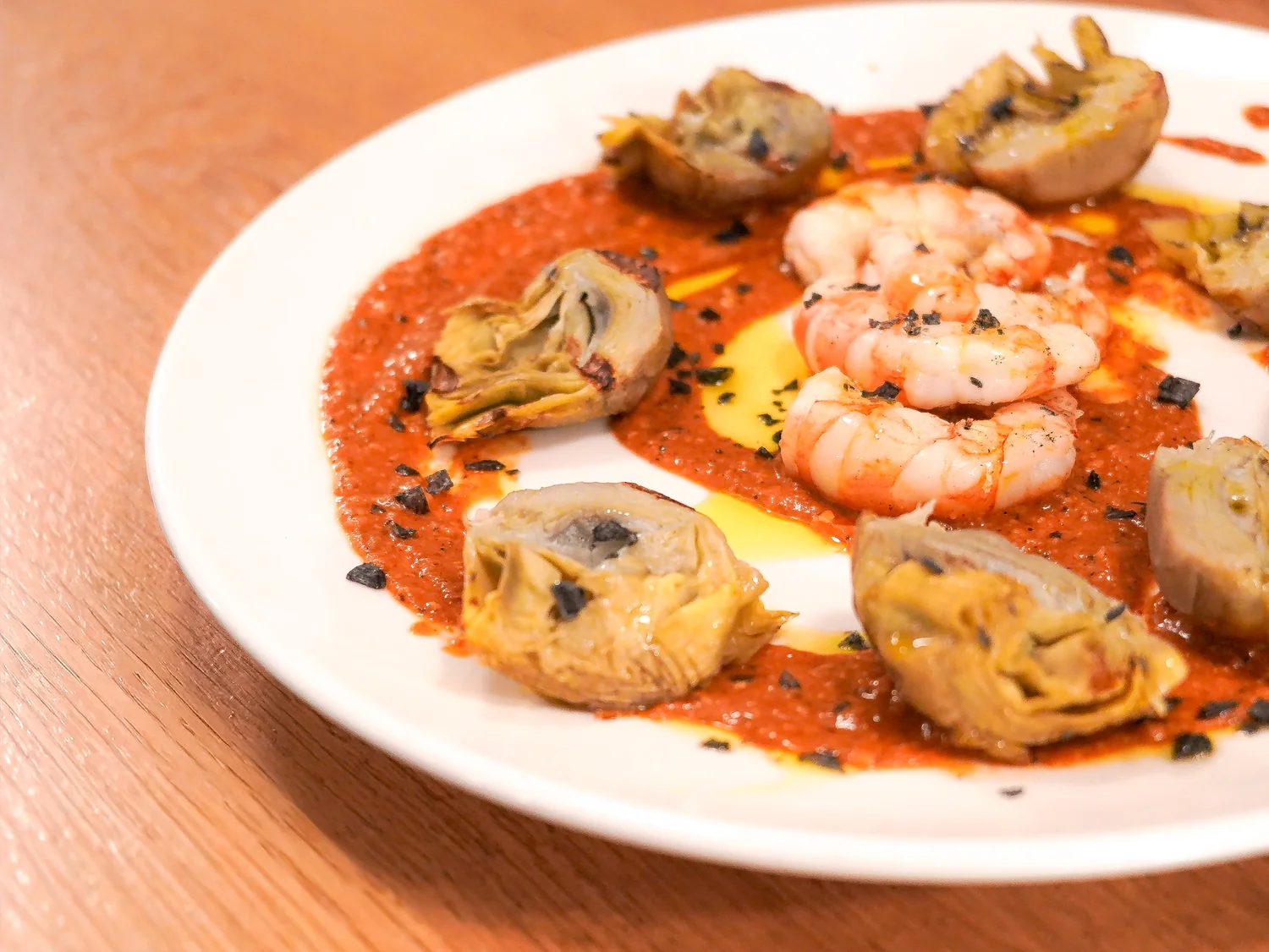 Plato de mar y huerta con langostinos y alcachofas